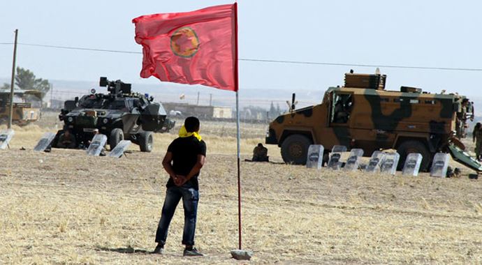 Sınıra PKK flaması astılar Sınıra PKK flaması astılar