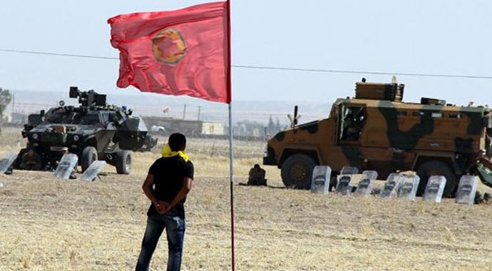 Sınıra PKK flaması astılar Sınıra PKK flaması astılar