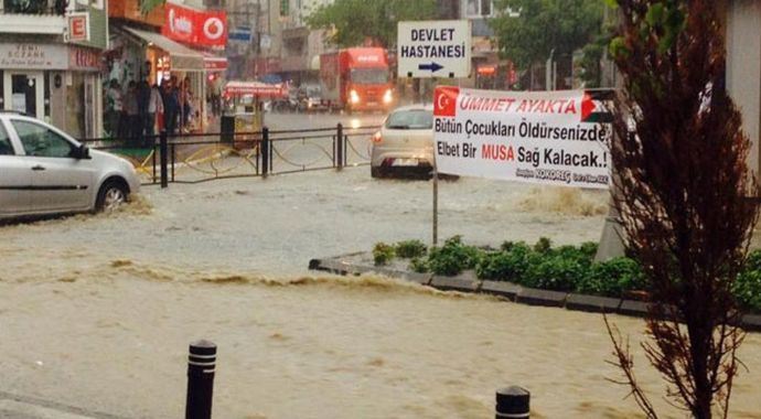 Tekirdağ'da sokaklar göle döndü Tekirdağ'da sokaklar göle döndü