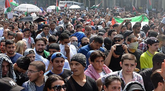 Fransa'daki yasak protestoları engellemedi