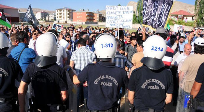 BM komiserliğinin camlarını taşladılar