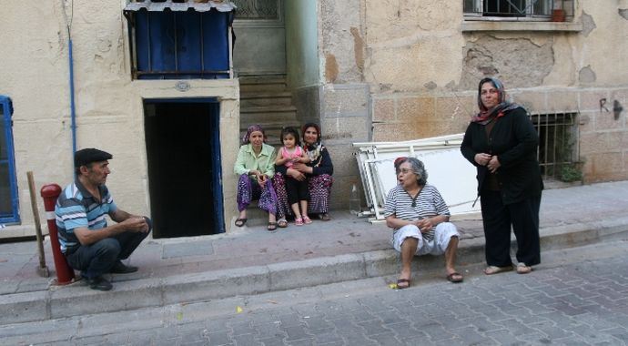İzmir'de deprem paniği sokağa döktü