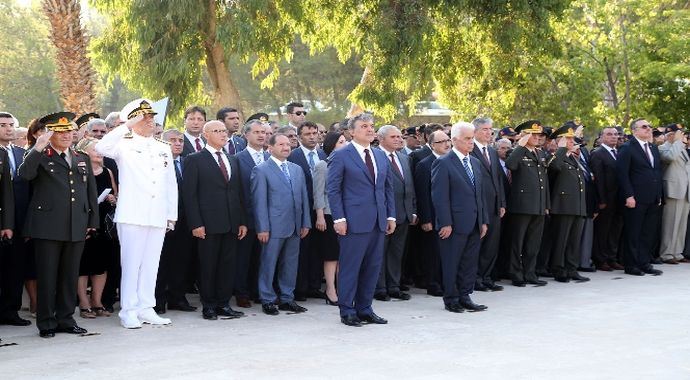 Gül bayram törenlerine katıldı