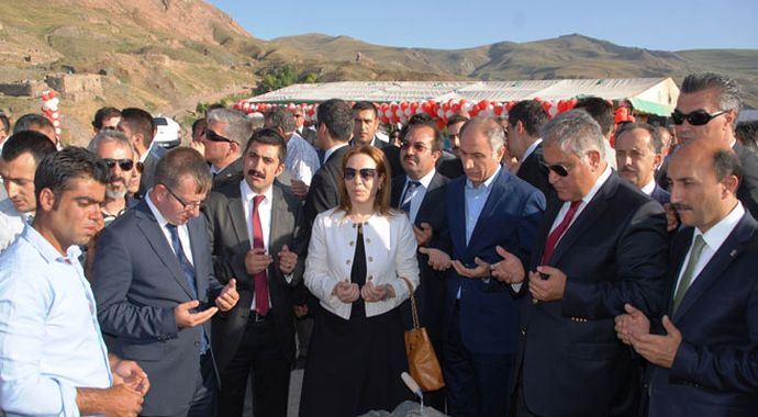 Türbede Erdoğan için dua etti