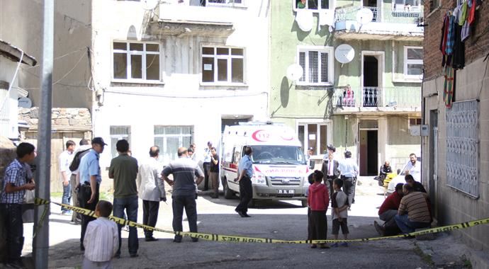 81 yaşındaki adam eşini baltayla parçaladı