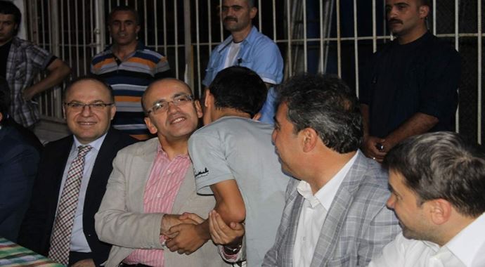 Mehmet Şimşek, şampiyon güreşçiyi kucakladı