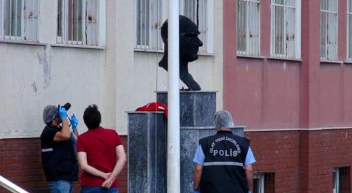 Okul bahçesinde Türk bayrağı indirildi
