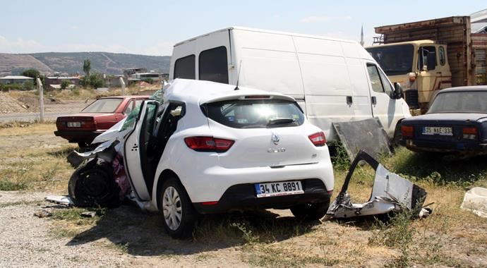 Kaplıcaya servis çeken midibüs arabaya çarptı 13 yaralı var