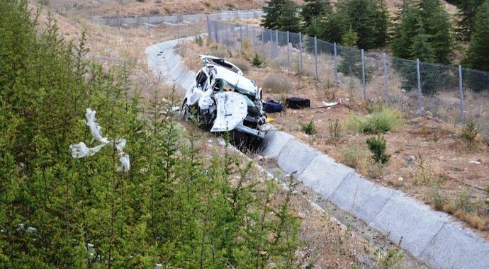 Takla attı: 1'i çocuk 2 ölü, 3 yaralı Takla attı: 1'i çocuk 2 ölü, 3 yaralı