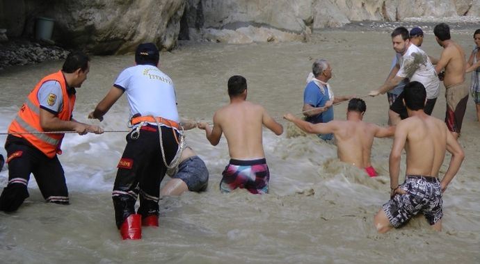 Saklıkent'te mahsur kalanlar kurtarıldı Saklıkent'te mahsur kalanlar kurtarıldı