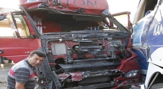 Balıkesir'de yolcu otobüsü ile ttır çarpıştı: 31 yaralı Balıkesir'de yolcu otobüsü ile ttır çarpıştı: 31 yaralı