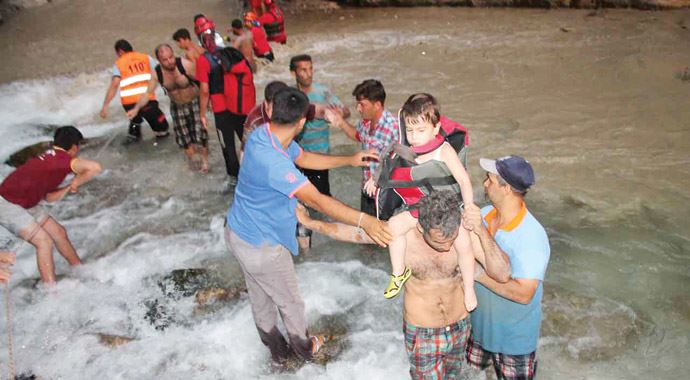 Saklıkent&#039;te 2 ölü 8 yaralı! Turistik kanyonda sel dehşeti