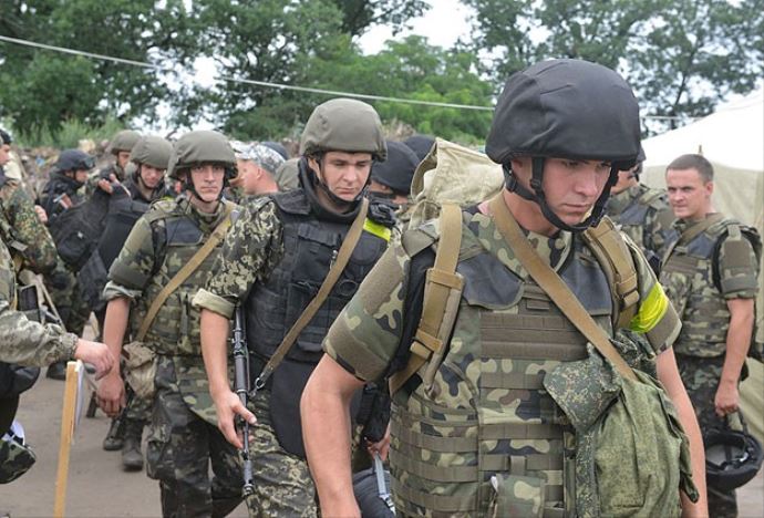 Ukrayna'da 35 Rus asker ele geçirildi Ukrayna'da 35 Rus asker ele geçirildi