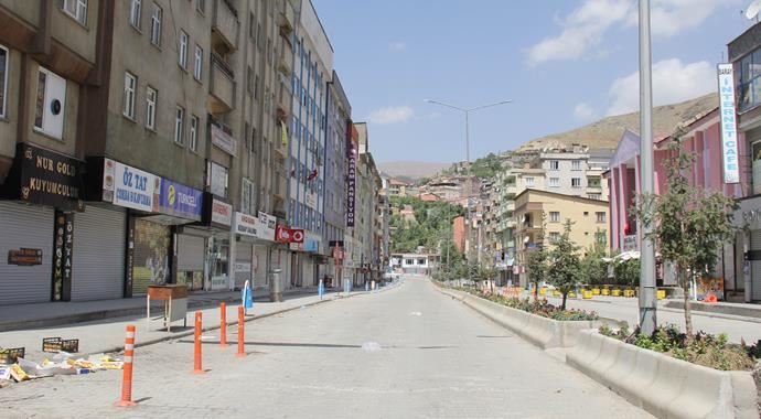 Hakkari'de sokağa çıkma yasağı devam ediyor Hakkari'de sokağa çıkma yasağı devam ediyor