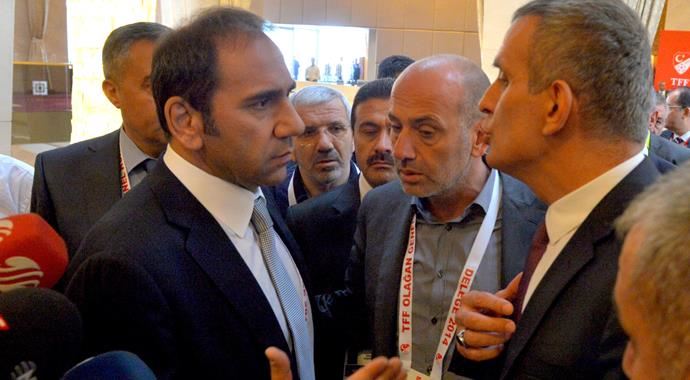 Mecnun Odyakmaz ve İbrahim Hacıosmanoğlu lobide birbirine düştü Mecnun Odyakmaz ve İbrahim Hacıosmanoğlu lobide birbirine düştü