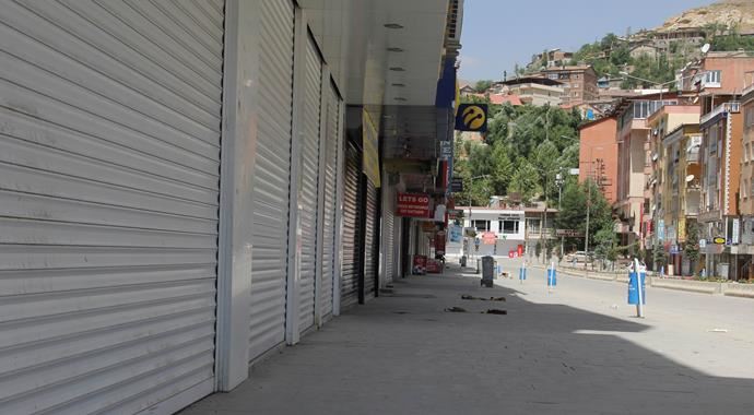 Hakkari'de eczane ve fırınların açılması için anons yaptılar