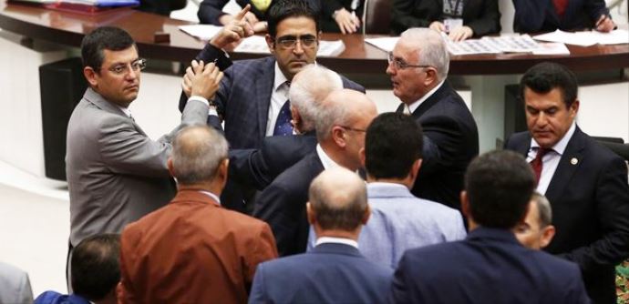 HDP'li vekil Haluk İpek'in üzerine yürüdü
