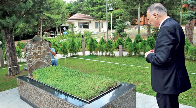 Ekmel Bey, Başbuğ ve Ecevit'e de gitti!