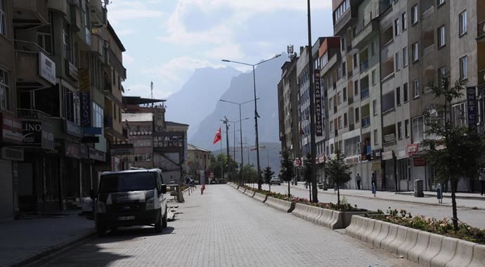 Hakkari'de esnaf iş yerlerini açmadı Hakkari'de esnaf iş yerlerini açmadı