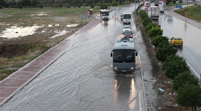 Çanakkale'de şiddetli yağış yolları göle çevirdi Çanakkale'de şiddetli yağış yolları göle çevirdi
