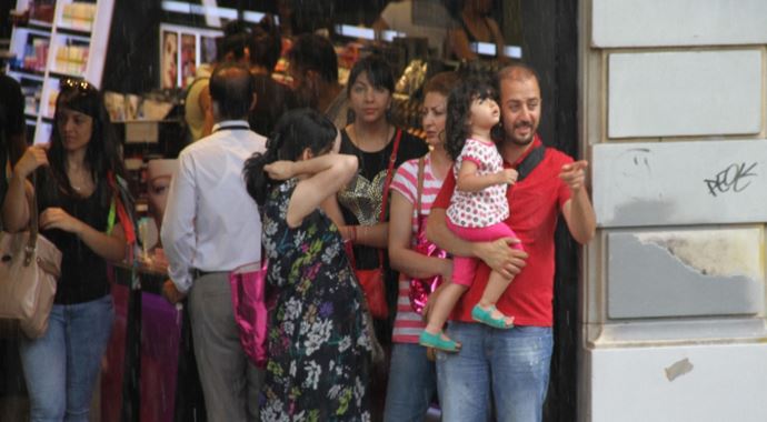 İstanbul&#039;da yağmur başladı, vatandaş sokağa atladı