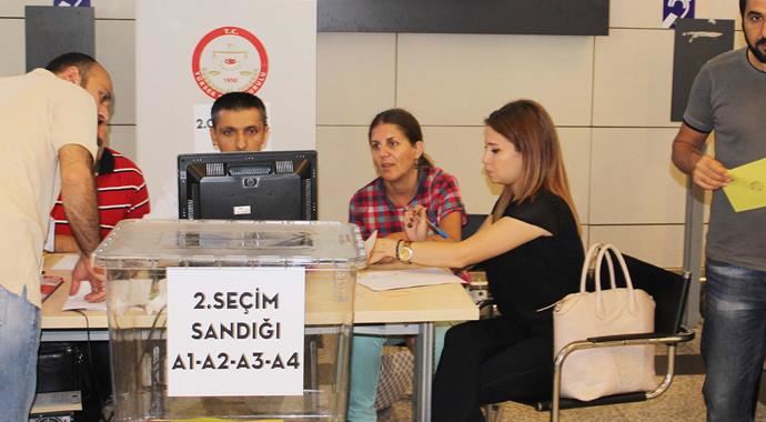 Atatürk Havalimanı'nda oy kullanma işlemi başladı Atatürk Havalimanı'nda oy kullanma işlemi başladı