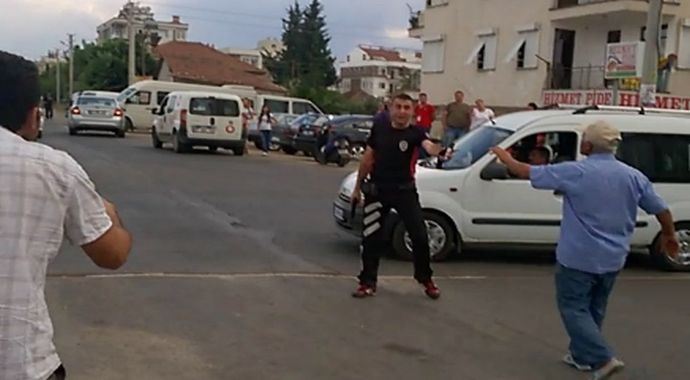 Polis kendini silah çekerek korudu
