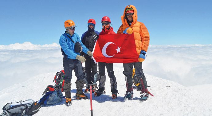 Kazbek Dağı zirvesinden şehide selam Kazbek Dağı zirvesinden şehide selam