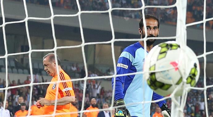 Erdoğan 12 numaralı forması ve 3 golü ile geceye damgasını vurdu