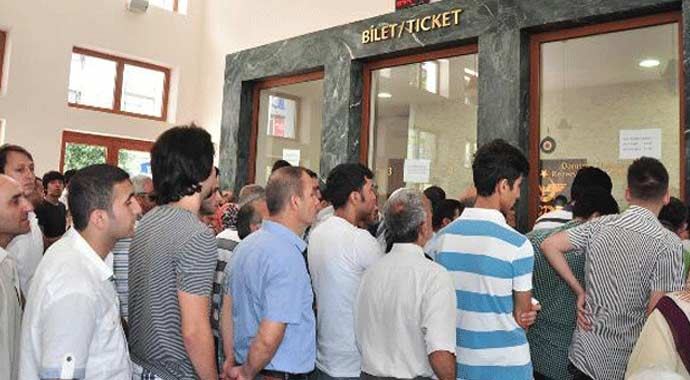 YHT için &#039;ücretsiz bilet&#039; kuyruğu