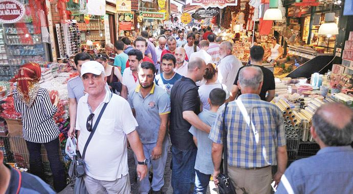 Mısır Çarşısı yine alışverişin ilk adresi oldu