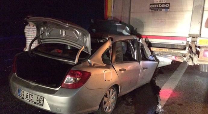 Düzce'de otomobil TIR'a çarptı 1 kişi can verdi Düzce'de otomobil TIR'a çarptı 1 kişi can verdi