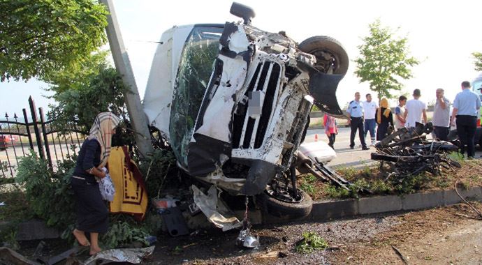 Mevsimlik işçilerin bayramı zehir oldu: 12 yaralı Mevsimlik işçilerin bayramı zehir oldu: 12 yaralı