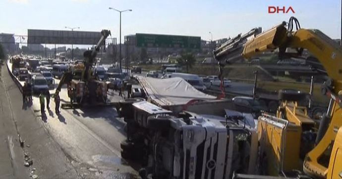 TEM&#039;de TIR devrildi, trafik kilit - son gelişme