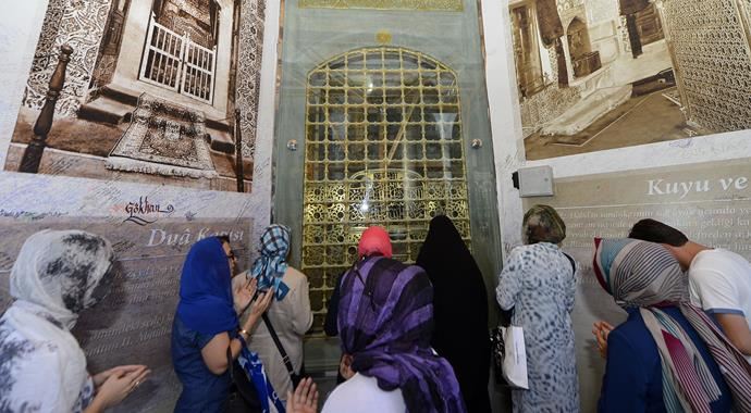 Eyüp Sultan Türbesi ziyarete açıldı