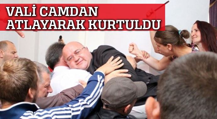 Ukrayna'da vali linçten camdan atlayarak kurtuldu
