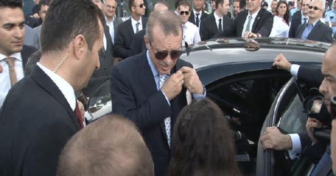 Başbakan Erdoğan, gözlüğünü isteyen kıza altın rozet