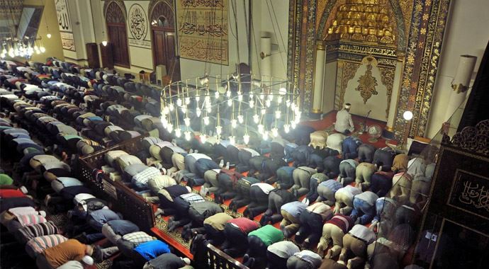 Görmez, Osmanlı Padişahları gibi teravih namazı kıldı