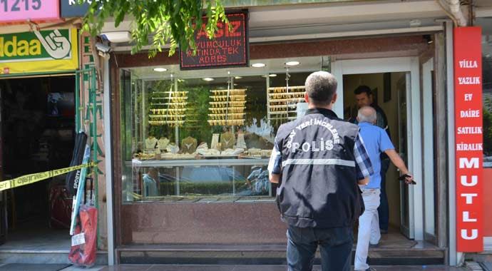 Gündüz vakti kuyumcu basıp, 2 kilo altın çaldılar Gündüz vakti kuyumcu basıp, 2 kilo altın çaldılar