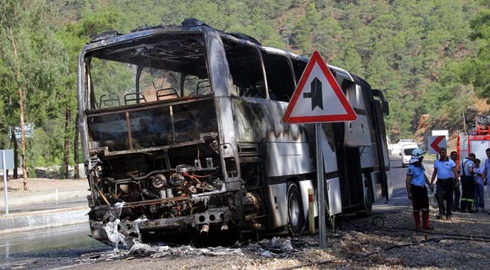 Turistleri taşıyan otobüs alev alev yandı Turistleri taşıyan otobüs alev alev yandı