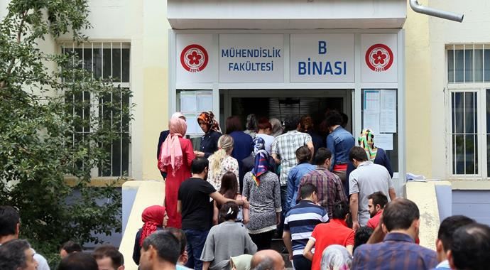 KPSS'de ilk gün oturumları sona erdi