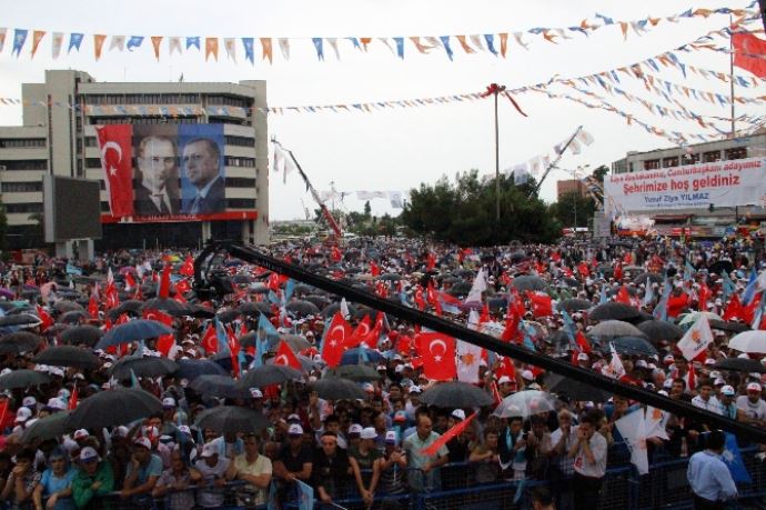 Erdoğan: "Cumhura reis değil; statükoya bekçi seçmenin peşindeler"