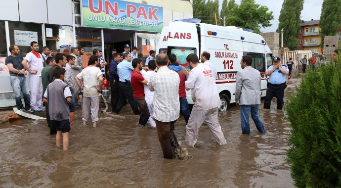 Erzurum'da sağanak cana mal oldu