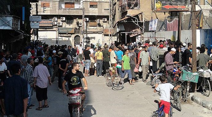 Yermuk'ta halk iftarını yardımlarla açıyor