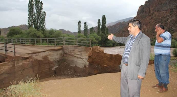 Erzurum'da sel suları arabaları dere yatağına sürükledi