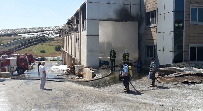 ÇORLU'DAKİ FABRİKA YANGINI SÖNDÜRÜLDÜ