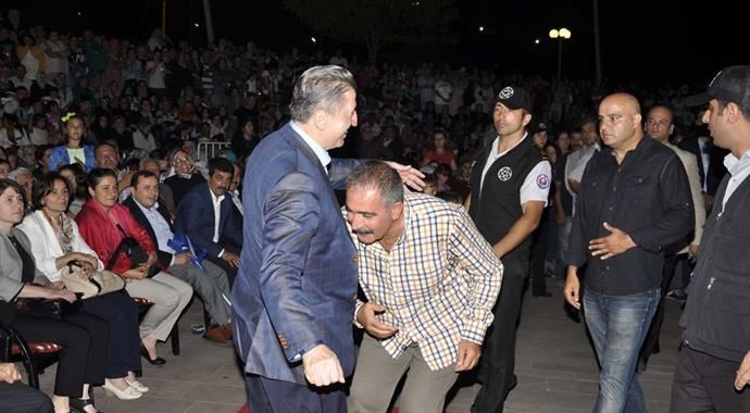 Fatih Kısaparmak'ın şaşırtan hareketi! Fatih Kısaparmak'ın şaşırtan hareketi!