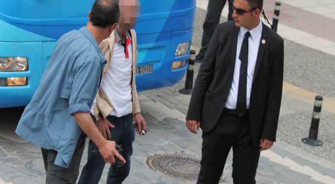 Başbakan'a silahla yaklaşmak istedi Başbakan'a silahla yaklaşmak istedi