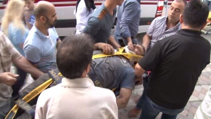 Çatı'nın iftarında çatıdan düştü Çatı'nın iftarında çatıdan düştü