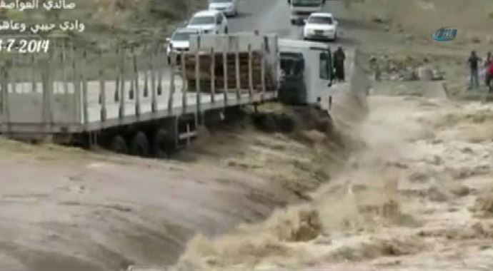 TIR sele teslim oldu, işte o anlar